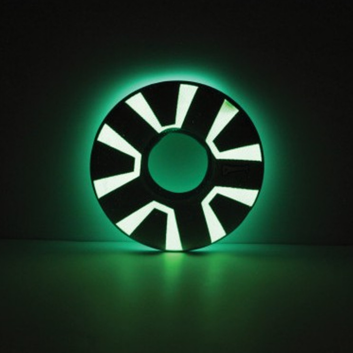 Chuckit! Max Glow Zipflight, Glow-in-the-Dark Flying Disc for Dogs Medium, 21cm